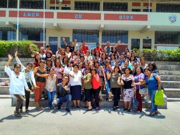 Schulgemeinschaft vor der Schule „Amor de Dios“ in Peru